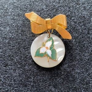 FREE🌟 mother of pearl looking golden flower design brooch